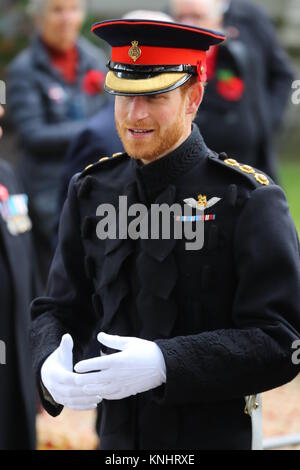 Seine Königliche Hoheit Prinz Harry legt ein Kreuz der Erinnerung vor der hölzerne Kreuze aus den Gräbern der Unbekannten britischen Soldaten aus dem Ersten und Zweiten Weltkrieg. Mit: Prinz Harry Wo: London, Großbritannien Wann: 09 Aug 2017 Quelle: John rainford/WENN.com Stockfoto