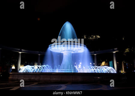 Der Brunnen im Zentrum der Stadt. Blick auf die überfüllten Straße und Menschen in Baku, Aserbaidschan. Night Vision eines runden Park Brunnen Stockfoto