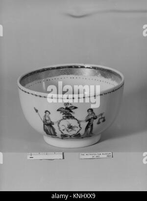 Becher Met 99683 2771 Chinesisch, Tasse, 1770?1800, Porzellan, H. 2 1/16-in. (5,2 cm); Durchm. 3 1/2 in. (8,9 cm). Das Metropolitan Museum of Art, New York. Geschenk von Frau Edward S. Kordes, 1935 (35.25.4). Stockfoto