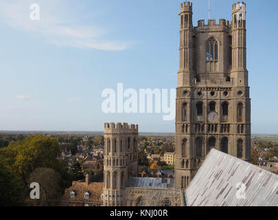 Bild entnommen, während auf dem Dach an der Basis der Laterne, LOOKNG IN RICHTUNG WEST TOWER, Ely Cathedral, Ely, Cambridgeshire Stockfoto