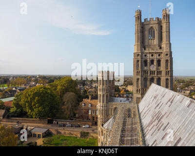 Bild entnommen, während auf dem Dach an der Basis der Laterne, LOOKNG IN RICHTUNG WEST TOWER, Ely Cathedral, Ely, Cambridgeshire Stockfoto