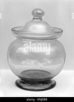 Eine amerikanische Glasschale mit Deckel von 1800 bis 1850, frei mundgeblasen, 6 Zoll hoch und 3,75 Zoll Durchmesser. Das Objekt spiegelt die frühe amerikanische Glaskunst und das funktionale Design wider, das Teil einer Museumssammlung ist. Stockfoto