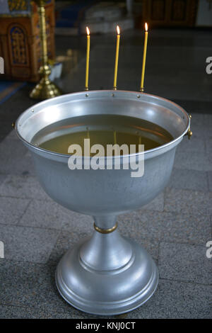 Heiliges Wasser Font für die Taufe von Kindern. Der Ritus der Initiation in den Glauben an die christlichen Tempel. Gottesdienst - Liturgie der Taufe o Stockfoto
