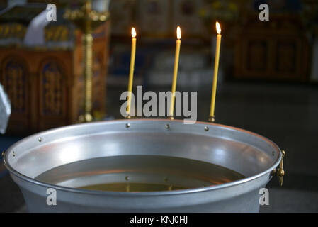 Heiliges Wasser Font für die Taufe von Kindern. Der Ritus der Initiation in den Glauben an die christlichen Tempel. Gottesdienst - Liturgie der Taufe o Stockfoto