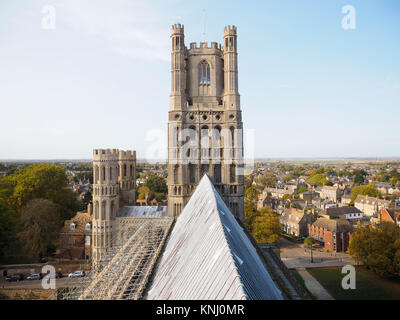 Bild entnommen, während auf dem Dach an der Basis der Laterne, LOOKNG IN RICHTUNG WEST TOWER, Ely Cathedral, Ely, Cambridgeshire Stockfoto