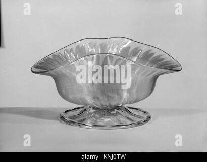 Eine mundgeblasene Glasschale, 1880–1888, wahrscheinlich von der Boston & Sandwich Glass Company, mit appliziertem Gewinde, 1/4 cm hoch, in der Sammlung des Metropolitan Museum of Art, die 1946 von Emily Winthrop Miles geschenkt wurde. Stockfoto