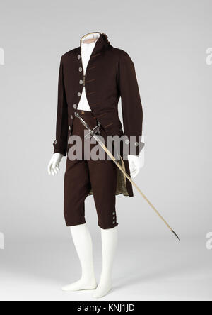 Ein Ensemble mit Hofpräsentationen, das formelle zeremonielle Kleidung mit detaillierter Dekoration hervorhebt und für hochrangige Veranstaltungen verwendet wird, die Teil der historischen Modekollektion der MET sind. Stockfoto