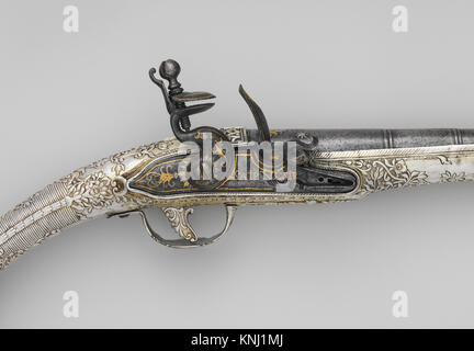 Diese Feuersteinpistole aus der MET-Kollektion aus dem 17. Bis 18. Jahrhundert ist ein Beispiel für die frühe Waffentechnologie und zeigt die Fortschritte der Zeit im Bereich der Waffen. Stockfoto