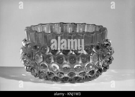 Hobnail Finger Bowl, Maker: Vermutlich Hobbs, Brockunier and Company (1863–1891), nach 1886, amerikanisch, hergestellt in Wheeling, West Virginia, USA, Mittel: gepresstes farbloses und undurchsichtiges Cranberry-Glas Stockfoto