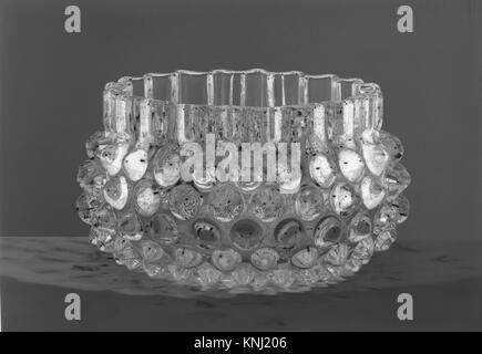 Hobnail Finger Bowl, Maker: Vermutlich Hobbs, Brockunier and Company (1863–1891), nach 1886, amerikanisch, hergestellt in Wheeling, West Virginia, USA, Mittel: gepresstes farbloses Cranberry-Glas Stockfoto