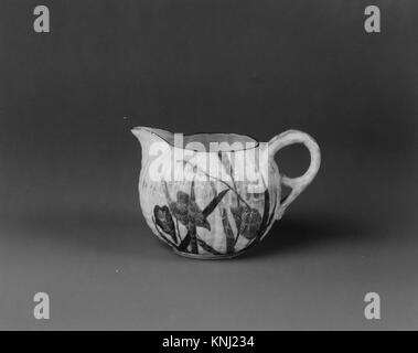 Creamer, Maker: Ott and Brewer (amerikanisch, Trenton, New Jersey, 1871–1893), 1876–83, American, Made in Trenton, New Jersey, USA, Medium: Porzellan Stockfoto