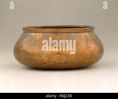 Bowl, 14. Jahrhundert, dem Iran oder Irak zugeschrieben, Medium: Messing; angehoben und graviert Stockfoto