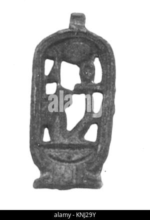 Diese Kartusche von Amenhotep III. Aus der 18. Dynastie zeigt Hieroglyphen, königliche Insignien und Fayence-Medium, die den ägyptischen königlichen Symbolismus im Neuen Königreich widerspiegeln. Stockfoto