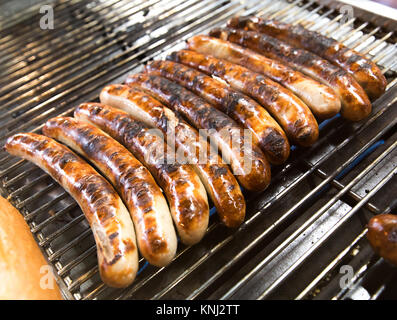 Bratwurst Wurst auf einen Outdoor BBQ Grill gegrillt Stockfoto