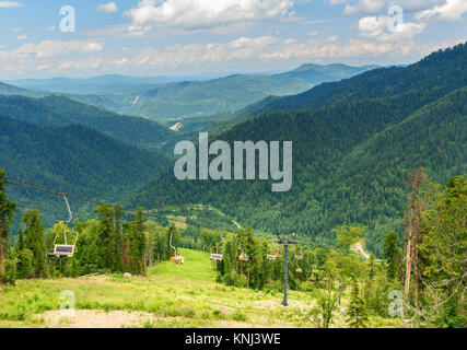 Blick von Kokuya Berg und Sesselbahn Skilift. Republik Altai. Russland Stockfoto