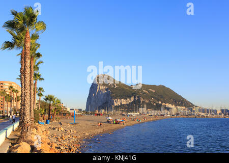 Blick auf den Felsen von Gibraltar von La Linea de la Concepcion in der Provinz Cadiz, Spanien Stockfoto