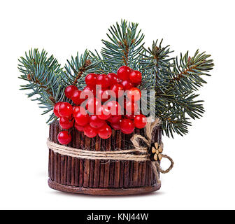 Weihnachtsbaum Dekoration und Trauben von rot Viburnum isoliert auf weiss Stockfoto