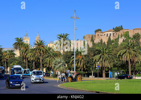 Eine Kutschenfahrt mit Touristen, vorbei an der mittelalterlichen Festung Alcazaba, dem Rathaus und der Kathedrale von Malaga an der Costa del Sol in Spanien Stockfoto