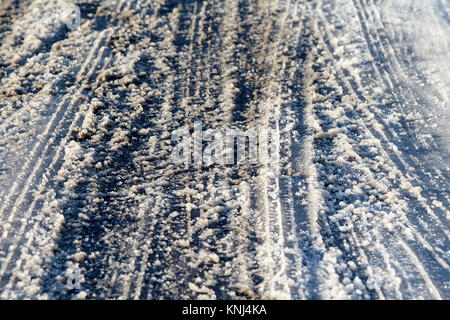 Reifenspuren in verdichtetem Schnee schwarzen Eis unter newtownabbey Nordirland uk Stockfoto