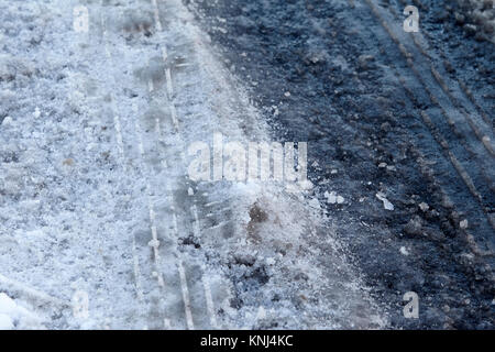 Reifenspuren in verdichtetem Schnee schwarzen Eis unter newtownabbey Nordirland uk Stockfoto