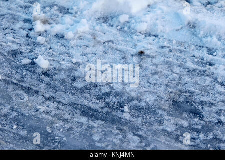 Reifenspuren in verdichtetem Schnee schwarzen Eis unter newtownabbey Nordirland uk Stockfoto