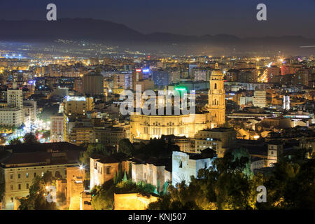 Panoramaaussicht in der Nacht auf den 11. Jahrhundert maurische Alcazaba und die Römisch-katholische Kathedrale von Malaga in Malaga an der Costa del Sol in Spanien Stockfoto