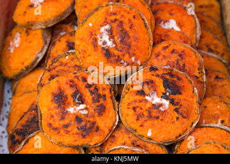 Orange Kuchen zum Verkauf auf einem Weihnachtsmarkt in Riga, Lettland. Die Kuchen sind kreisrunde Form. Stockfoto