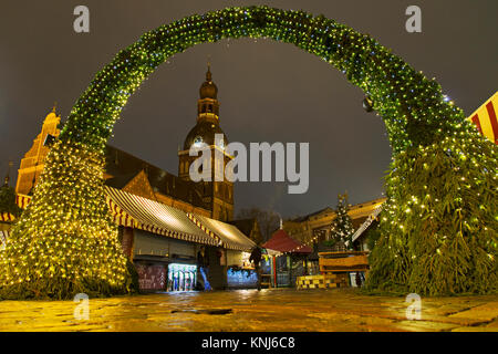 Beleuchtete Arch auf dem Weihnachtsmarkt von der Evangelisch-lutherischen Kathedrale in Riga in Riga, Lettland. Stockfoto