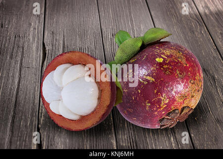 Frische mangosteen auf einem Holztisch Stockfoto