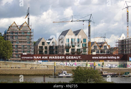 Bremen, Deutschland - 14. September 2017 - Riverside Baustelle mit Kränen, Gerüsten, teilweise und vollständig ausgefüllten Wohngebäude Stockfoto