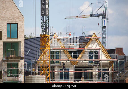 Bremen, Deutschland - 14. September 2017 - Baustelle mit Kränen, Gerüsten und teilweise fertig gestellten Wohngebäuden Stockfoto