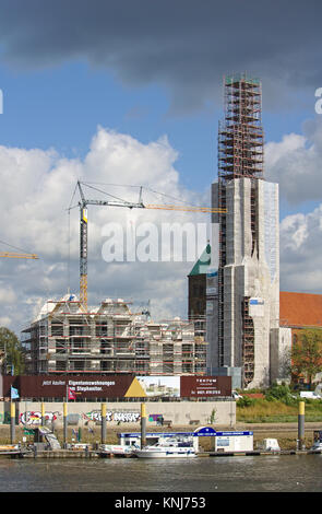 Bremen, Deutschland - 14. September 2017 - Riverside Baustelle mit Kränen, teilweise und vollständig ausgefüllten Wohngebäude, Kirche unter Recon Stockfoto