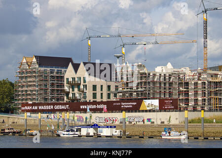 Bremen, Deutschland - 14. September 2017 - Riverside Baustelle mit Kränen, Gerüsten, teilweise und vollständig ausgefüllten Wohngebäude und si Stockfoto