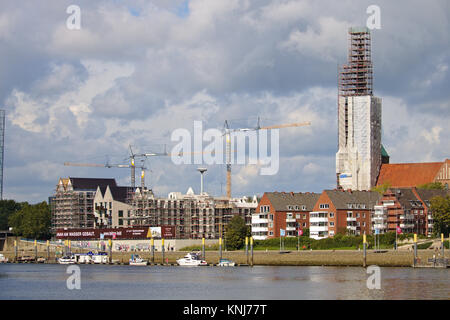 Bremen, Deutschland - 14. September 2017 - Riverside Baustelle mit Kränen, Gerüsten teilweise und vollständig ausgefüllten Wohngebäude, Kirche Stockfoto