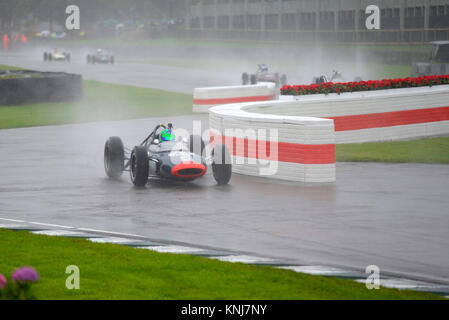 Oldtimer Grand Prix Rennwagen Racing Rennen bei sehr nassen Bedingungen in den Glover Trophy in Goodwood Revival 2017 Stockfoto