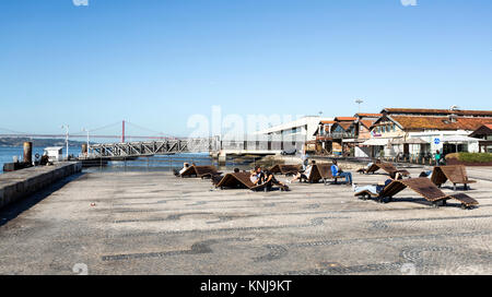 Neu renovierten Terrasse zum Genießen Sie am Morgen die Sonne durch den Fluss Tejo in der Nähe des Cais do Sodré Bahnhof in Lissabon, Portugal Stockfoto