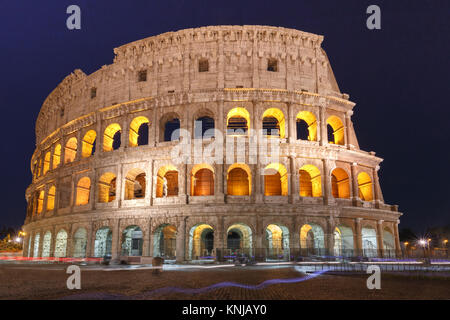 Kolosseum oder Kolosseum bei Nacht, Rom, Italien. Stockfoto