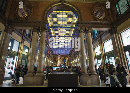 Rom, Italien. 09 Dez, 2017. Weihnachten Licht entlang der Stadt. Quelle: Andrea Principato/Pacific Press/Alamy leben Nachrichten Stockfoto