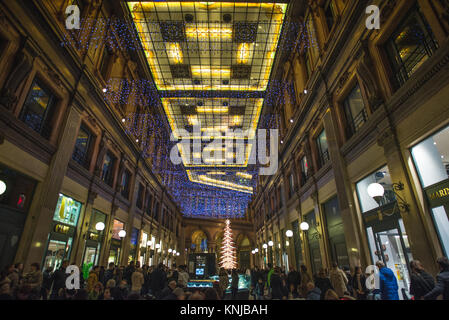 Rom, Italien. 09 Dez, 2017. Weihnachten Licht entlang der Stadt. Quelle: Andrea Principato/Pacific Press/Alamy leben Nachrichten Stockfoto