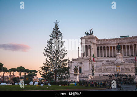 Rom, Italien. 09 Dez, 2017. Weihnachten Licht entlang der Stadt. Quelle: Andrea Principato/Pacific Press/Alamy leben Nachrichten Stockfoto