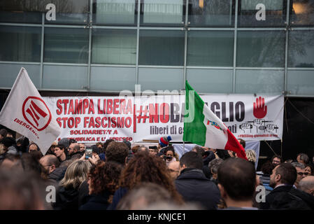 Präsidium unter die Büros der Zeitung La Repubblica e il Woche L'Espresso in Reaktion auf die Rechtsextremen Blitz von "Forza Nuova" vom vergangenen Dezember 06, 2017 organisiert, gerade unter der Redaktion der Tageszeitung La Repubblica, einer Gruppe maskierter Kämpfer, die eine Flagge der Forza Nuova und ein Schild mit den Worten "Boicotta Repubblica und L'Espresso', smokegens unter dem Sitz der Zeitung entzündet angezeigt und eine Proklamation der Einige Raucher gelesen wurden an die Adresse der Zeitung Mitarbeiter über die Provokation protestieren geworfen. (Foto von Andrea Ronchini/Pacific Press) Stockfoto