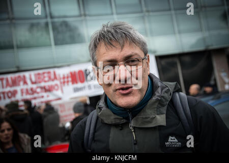 Präsidium unter die Büros der Zeitung La Repubblica e il Woche L'Espresso in Reaktion auf die Rechtsextremen Blitz von "Forza Nuova" vom vergangenen Dezember 06, 2017 organisiert, gerade unter der Redaktion der Tageszeitung La Repubblica, einer Gruppe maskierter Kämpfer, die eine Flagge der Forza Nuova und ein Schild mit den Worten "Boicotta Repubblica und L'Espresso', smokegens unter dem Sitz der Zeitung entzündet angezeigt und eine Proklamation der Einige Raucher gelesen wurden an die Adresse der Zeitung Mitarbeiter über die Provokation protestieren geworfen. (Foto von Andrea Ronchini/Pacific Press) Stockfoto