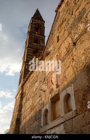 Kirche von Agios Spyridon in Kardamyli Schloss oder Burg Mourtzinos, Messenien, Westküste von Griechenland Stockfoto