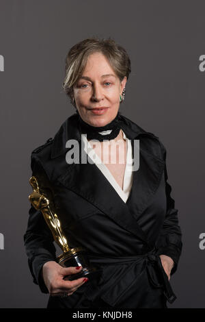 HOLLYWOOD, CA - 22. Februar: Milena Canonero stellt Backstage mit dem Oscar® für die Errungenschaft im Kostüm Design, für die Arbeit an "The Grand Hotel Budapest" während der Live ABC Telecast der 87 Oscars® auf der Dolby® Theater in Hollywood, CA am Sonntag, den 22. Februar, 2015. Stockfoto