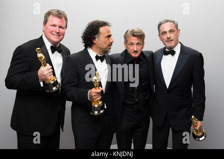 HOLLYWOOD, CA - 22. Februar: James W. Skotchdopole, Alejandro G. Iñárritu, Moderator, Sean Penn, und John lesher backstage posieren mit den Oscar® für den Besten Film des Jahres an, das für die Arbeit an "Birdman oder (das Unerwartete aufgrund der Unwissenheit)" Während der live ABC Telecast der 87 Oscars® auf der Dolby® Theater in Hollywood, CA am Sonntag, den 22. Februar, 2015. Stockfoto