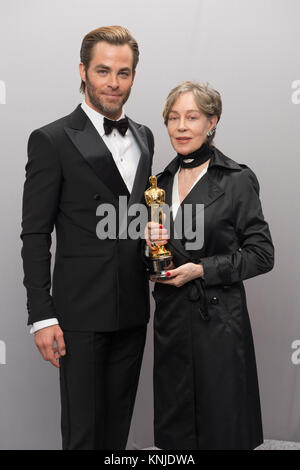 HOLLYWOOD, CA - 22. Februar: Moderator und Schauspieler Chris Pine wirft mit Milena Canonero backstage mit ihren Oscar® für die Errungenschaft im Kostüm Design, für die Arbeit an "The Grand Hotel Budapest" während der Live ABC Telecast der 87 Oscars® auf der Dolby® Theater in Hollywood, CA am Sonntag, den 22. Februar, 2015. Stockfoto