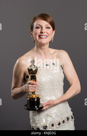 HOLLYWOOD, CA - 22. Februar: Julianne Moore wirft Backstage mit dem Oscar® für die Leistung von einer Schauspielerin in einer Hauptrolle, für die Arbeit an "Alice" während der Live ABC Telecast der 87 Oscars® auf der Dolby® Theater in Hollywood, CA am Sonntag, den 22. Februar, 2015. Stockfoto