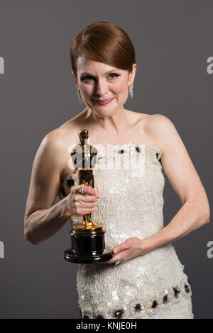 HOLLYWOOD, CA - 22. Februar: Julianne Moore wirft Backstage mit dem Oscar® für die Leistung von einer Schauspielerin in einer Hauptrolle, für die Arbeit an "Alice" während der Live ABC Telecast der 87 Oscars® auf der Dolby® Theater in Hollywood, CA am Sonntag, den 22. Februar, 2015. Stockfoto