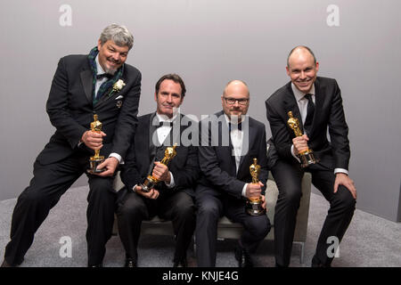 HOLLYWOOD, CA - 22. Februar: Paul Franklin, Andrew Lockley, Ian Hunter und Scott Fisher backstage Pose mit dem Oscar® für visuelle Effekte, für die Arbeit an "INTERSTELLAR" während der Live ABC Telecast der 87 Oscars® auf der Dolby® Theater in Hollywood, CA am Sonntag, den 22. Februar, 2015. Stockfoto