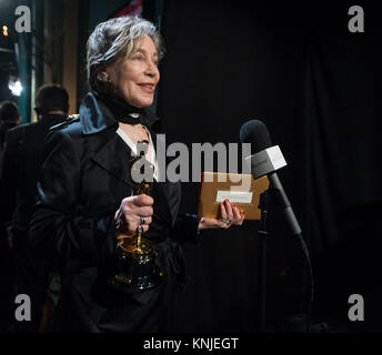 HOLLYWOOD, CA - 22. Februar: Milena Canonero backstage mit dem Oscar® für die Errungenschaft im Kostüm Design, für die Arbeit an "The Grand Hotel Budapest" während der Live ABC Telecast der 87 Oscars® auf der Dolby® Theater in Hollywood, CA am Sonntag, den 22. Februar, 2015. Stockfoto